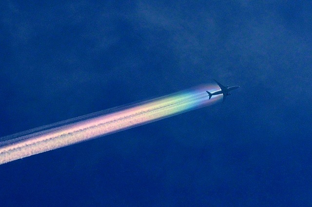 虹を引く飛翔体